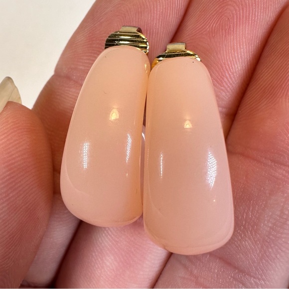 Vintage Crown Trifari light pink lucite oval hoop clip on earrings - Picture 3 of 5